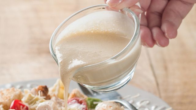 طريقة عمل صوص سلطة السيزر
