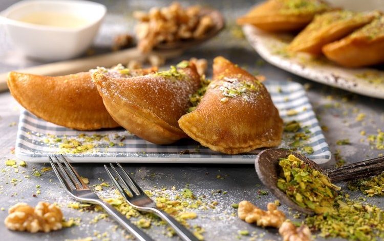 طريقة عمل قطايف بالفرن بالمكسرات