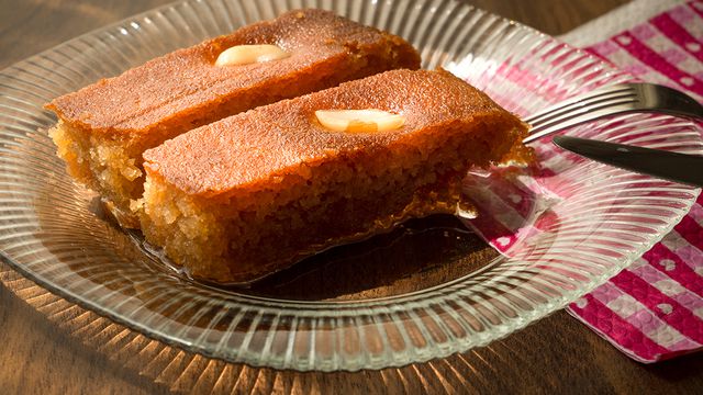 طريقة عمل البسبوسة بدقيق السميد - بخطوات سهلة وسريعة كالجاهزة