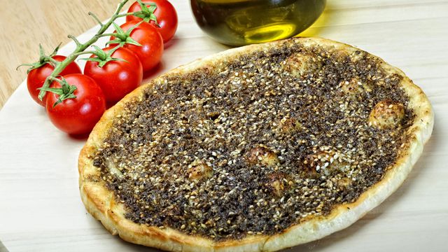 طريقة عمل المناقيش بالزعتر