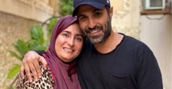 أحمد فهمي يحذر أبوهشمية بسبب ملابس والدته "التايجر"
