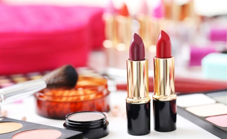 حيل بسيطة لإصلاح مستحضرات التجميل المكسورة