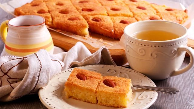 طريقة عمل بسبوسة بدون قشطة وزبادي