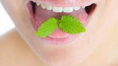 نصائح صحية وغذائية لإزالة رائحة الفم الكريهة