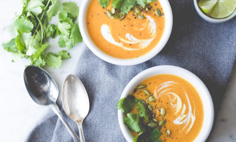 شوربة العدس مع البطاطا الحلوة والكريمة