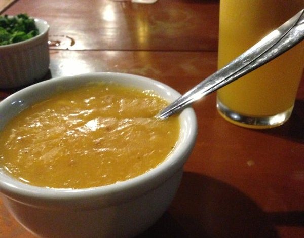 حساء العدس الأصفر بالكريمة والكسبرة