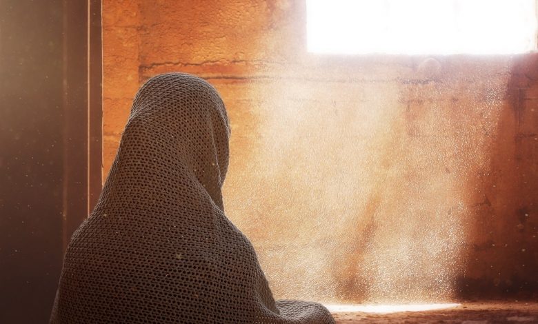 ما هي قصة ريطة بنت عمرو ناقضة الغزل؟