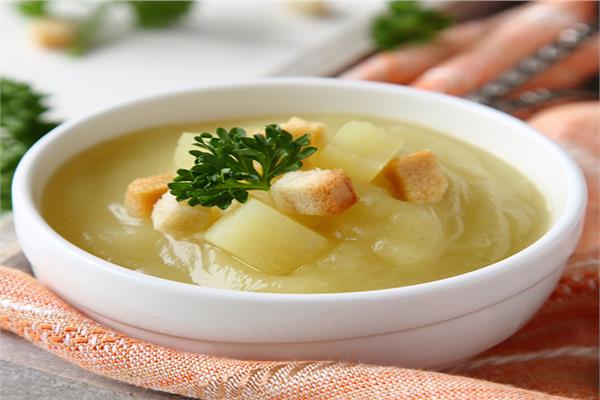 طريقة عمل شوربة البطاطس بالمكرونة والشبت