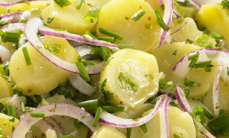 طريقة سلطة البطاطس بالبصل والزيتون الأخضر