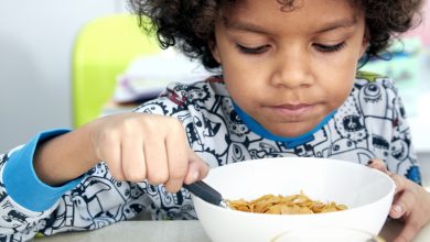 أهمية وفائدة وجبة الإفطار للأطفال
