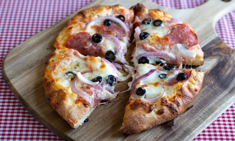 طريقة عمل بيتزا الببروني والزيتون
