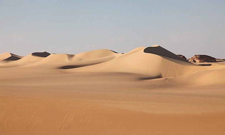 أين يقع البحر الذي لا يوجد به ماء على الأرض