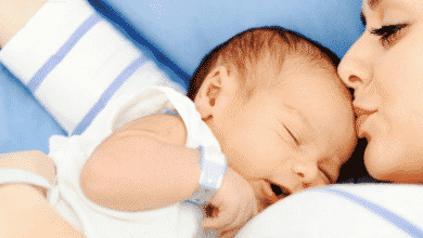 المعلومات التي توضع على سوار الأم وطفلها بعد الولادة