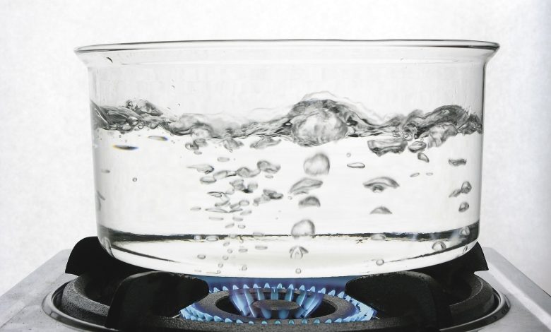 يبدأ الماء عند درجة حرارة 100 درجة سيليزي ب؟