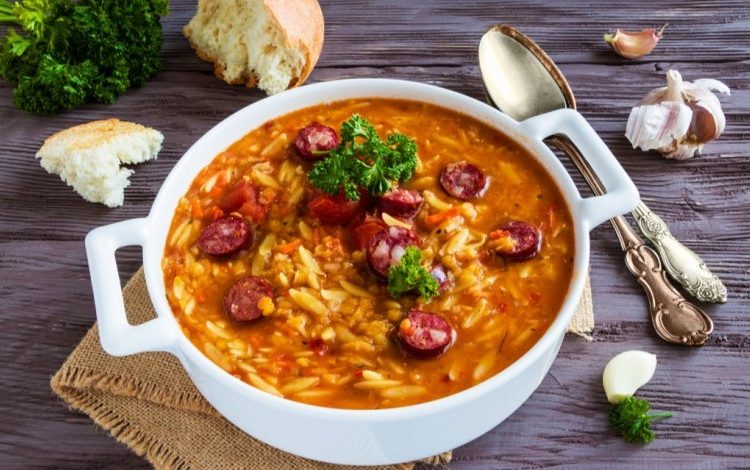 شوربة السجق بالصلصة
