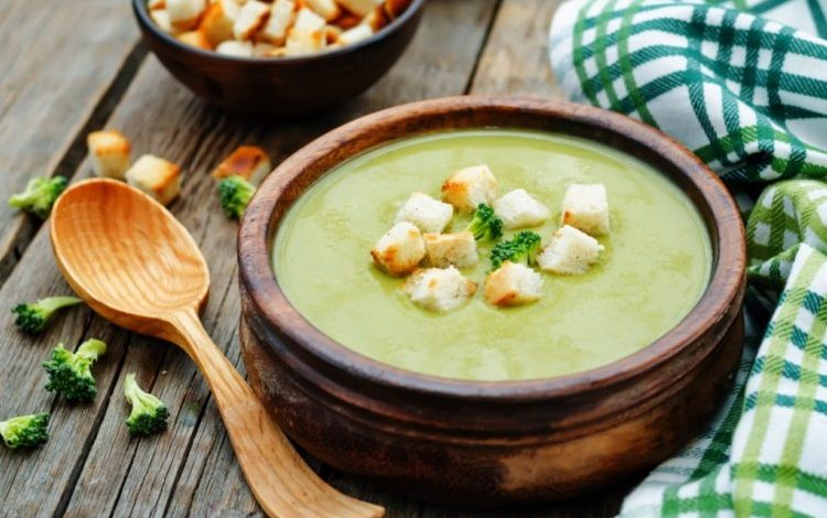 شوربة بروكلي بالشيدر الأحمر