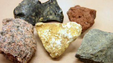 تتكون الصخر من مادة تتكون من معدن واحد أو أكثر.