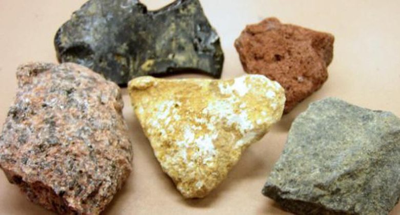تتكون الصخر من مادة تتكون من معدن واحد أو أكثر.