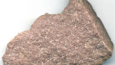 صخر الكوارتزيت ينتج عن تعرض الصخر الرملي للضغط، والحرارة.