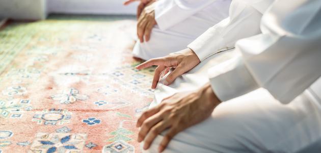 كيفية قراءة التشهد في الصلاة