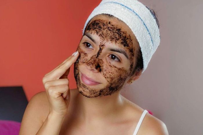 مقشر طبيعي للوجه سريع المفعول بمكونات موجودة بين يديك
