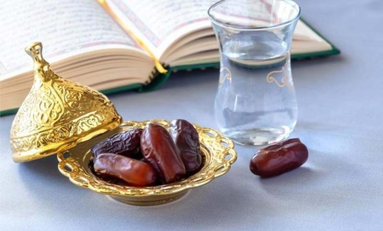 كبير السن العاجز عن الصيام يفطر ويطعم عن كل يوم كيلو ونصف.
