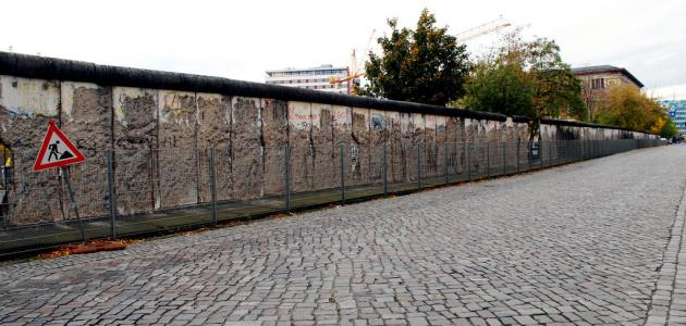 في اي عام تم هدم جدار برلين