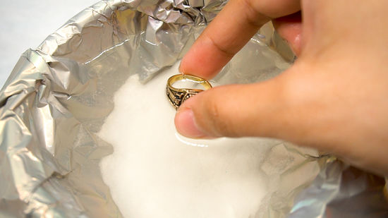 كيفية تنظيف خاتم الفضة وإعادة لمعانه