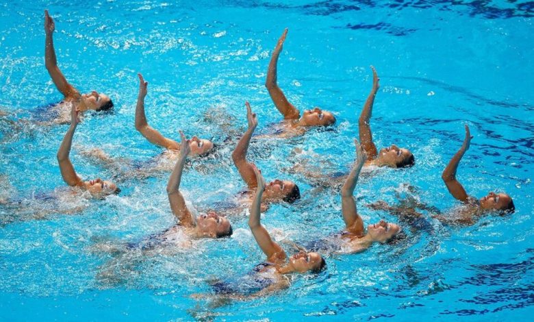 مفهوم السباحة المتزامنة وفوائدها الصحية للجسم