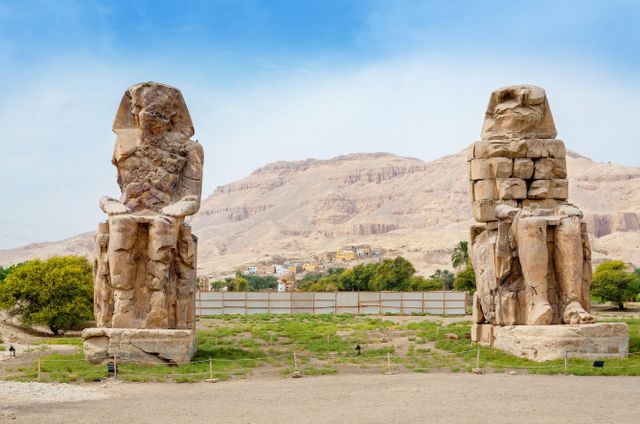 معلومات عن تمثالا ممنون