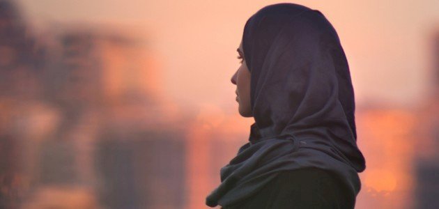تفسير رؤية امرأة أعرفها في المنام للمتزوجة