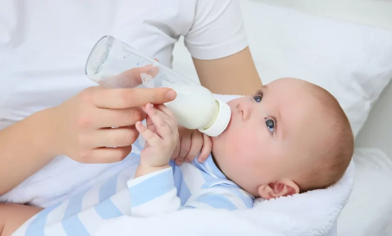كم مل يحتاج الرضيع من الحليب الطبيعي