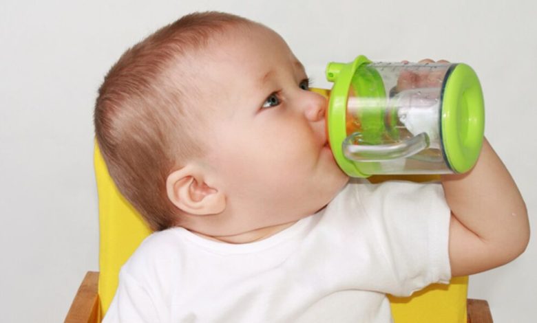 متى يبدأ الرضيع بشرب الماء؟