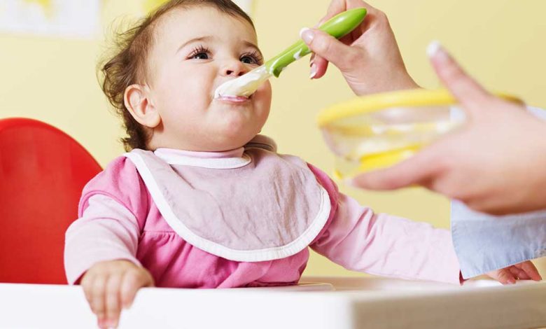 مخاطر إضافة الملح والسكر إلى أغذية الرضع