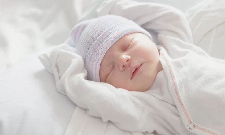 تفسير حلم ولادة طفل أكبر من عمره بالمنام