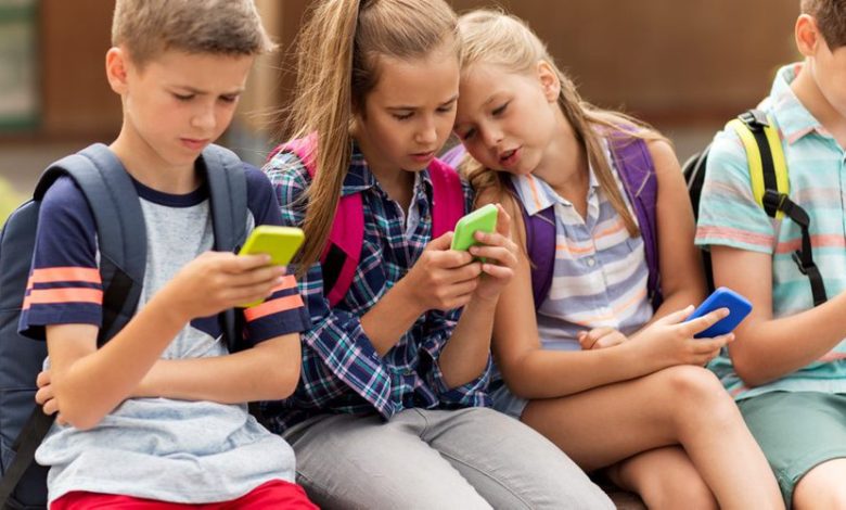 علامات إدمان الهواتف الذكية عند المراهقين والأطفال