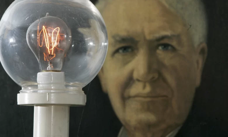 من هو مخترع المصباح الكهربائي وتفاصيل نشأته والجوائز التي حصل عليها