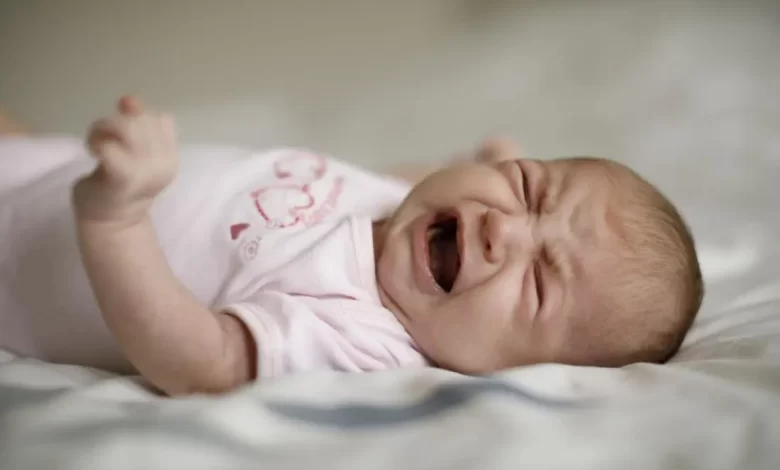 أسباب بكاء الطفل الرضيع أثناء النوم