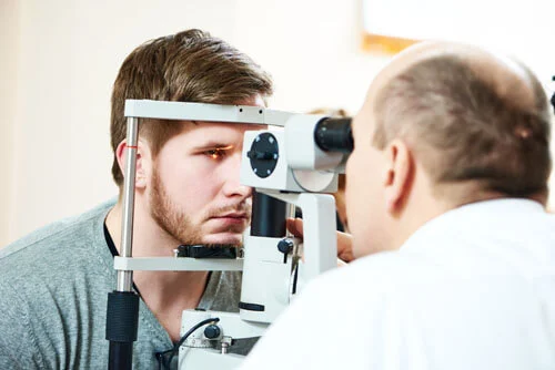 أعراض ضعف النظر والدوخة عند الشباب
