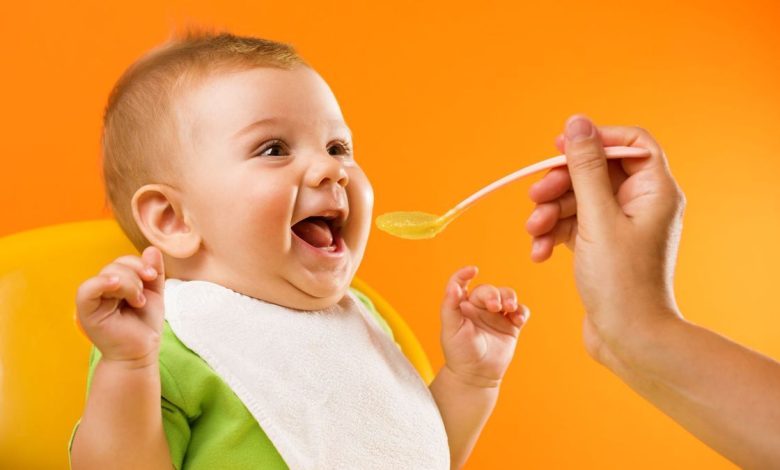 جدول تغذية الرضع المناسب لكل وجبة ولكل عمر