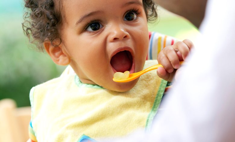 طعام الأطفال في الشهر الرابع قائمة بأفضل الأغذية