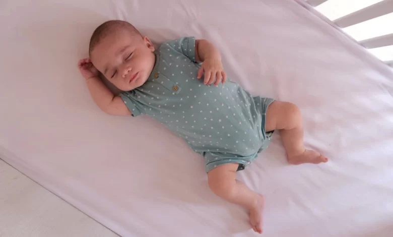 ما هي أفضل وضعية نوم الرضيع في الشهر الأول؟