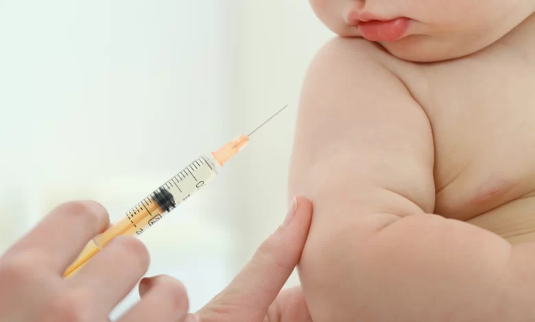 كل ما تحتاج معرفته عن أعراض تطعيم الشهرين الأسباب والعلاجات المناسبة