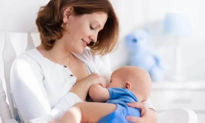 ما هي أسباب عدم شبع الرضيع من حليب الأم